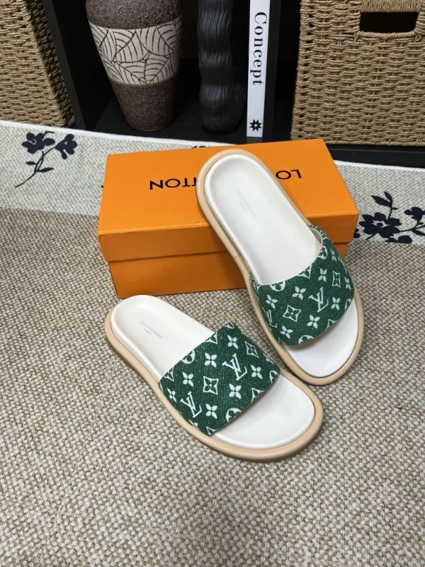 P320💰[New model] Long-term availability, 2025 new model, couple model [LOUlS VUlTTON] comes with drawer box, bag, card, invoice "Louis Vuitton ~ unique modern sandals. 》LV counter purchasing 🏃Men's and women's casual slippers, sold at the same time at the counter, the original old flower material upper is soft and comfortable, (refuses to discolor and rub the feet) sole: original factory special combination original sole, code number: 35--46 4 multiple colors 🉑️ to choose from